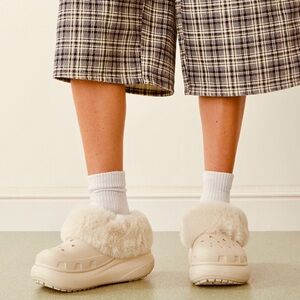 CROCS furever crush platform faux fur lined clog in bone W7/M9